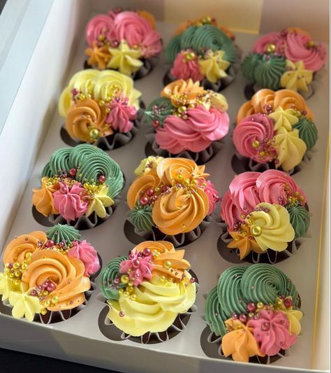 Mehndi Cupcakes, Diva Cupcakes, Mehndi Cake, Cafe Drinks, Handbag Cakes, Spring Cupcakes, Cupcake Decoration, Prom 2024, Mehndi Decor