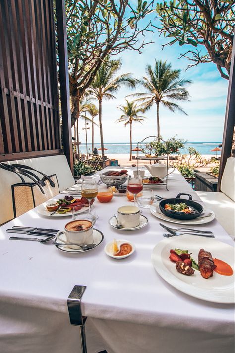 Luxurious Breakfast Table, Beach View Restaurant, Luxury Breakfast Aesthetic, Luxury Breakfast, Sunrise Breakfast, Breakfast On The Beach, Hotel Breakfast, Bali Resort, Bali Hotels