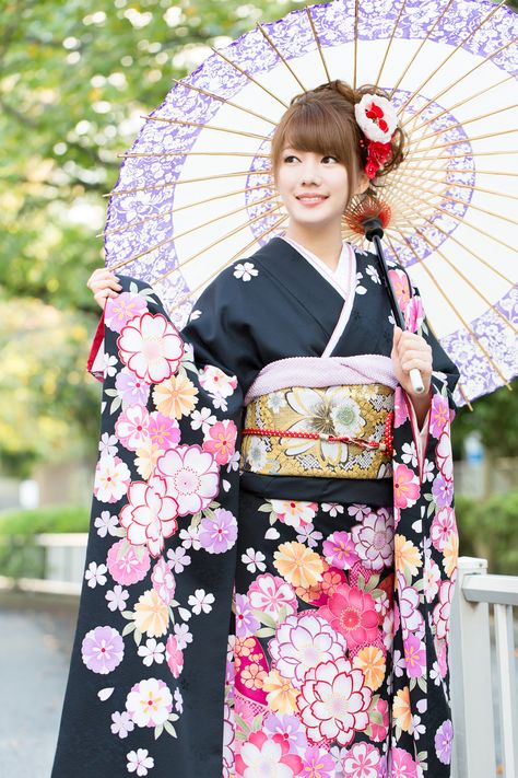 It’s no secret that Japanese women have beautiful, smooth skin. Clothes In Japanese, Japanese Kimono Outfit, Japanese Fashion Women, Japan Dress, Moda Kimono, Japanese Traditional Clothes, Japanese Traditional Clothing, Cute Kimonos, Kimono Japan