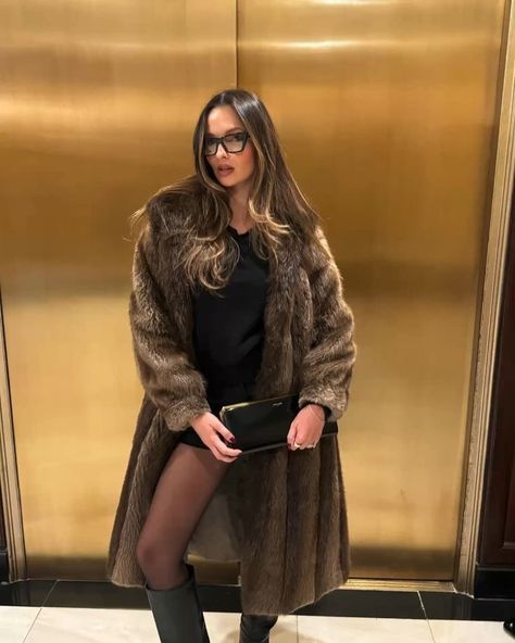 Brown Fur Coat Outfit, London Fits, Fall Chic Outfits, Faux Fur Coats Outfit, Brown Fur Coat, Fur Coat Outfit, Chic Outfits Classy, Outfit Inspo Spring, Ny Outfits