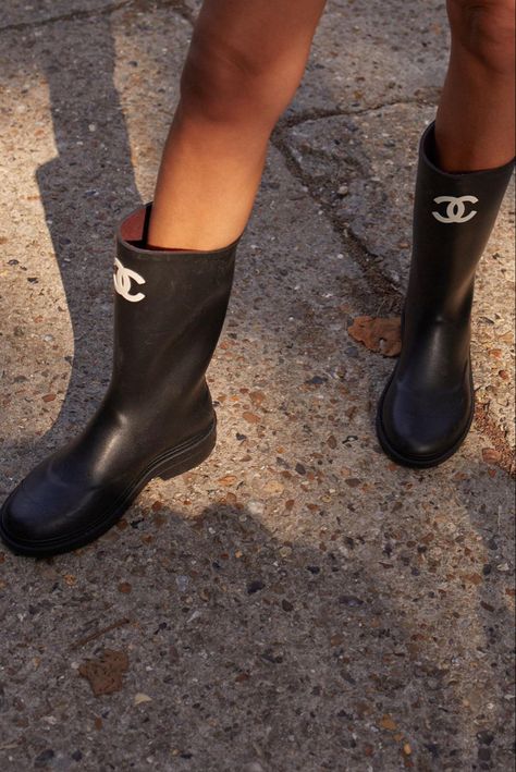 Chanel Rain Boots Outfit, Chanel Rubber Boots, Rain Boots Outfit Summer, Chanel Rainboots, Black Rain Boots Outfit, Chanel Rain Boots, Designer Rain Boots, Bad Shoes, Summer Boots Outfit