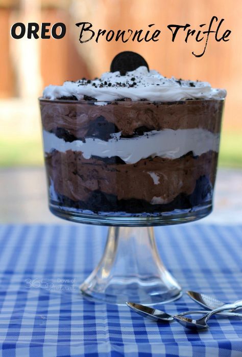 Layers of chocolate brownies, pudding, cream cheese, whipped topping and OREOs make this OREO brownie trifle beautiful and delicious! It's a perfect summer dessert! Oreo Brownie Trifle, Oreo Trifle, Trifle Bowl Recipes, Trifle Cake, Oreo Brownie, Oreo Desserts, Brownie Trifle, Dessert Oreo, Trifle Pudding