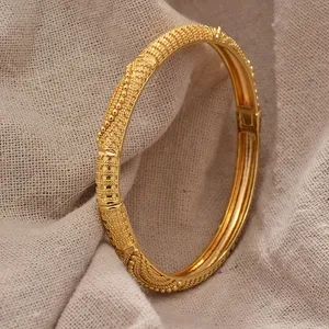 Wedding Gold Bangles, Dubai Gold Bangles, Gold Kangan, Pretty Gold Necklaces, African Wedding Jewelry, Bracelet For Women Gold, Gold Bangles For Women, Gold Jewellry, Boho Bangle