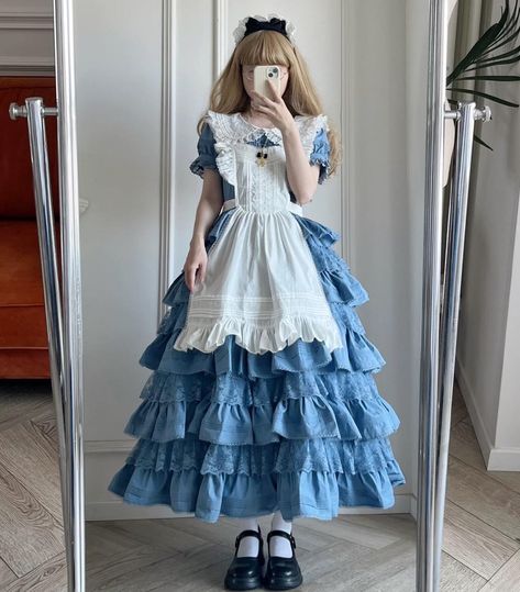 Blue Lolíta Dress, Alice In Wonderland Style Clothes, Alice In Wonderland Dress Aesthetic, Alice Cosplay Wonderland, Alice In Wonderland Dresses, Alice In Wonderland Outfit Aesthetic, Alice And Wonderland Outfits, Alice In Wonderland Themed Outfits, Alice In Wonderland Aesthetic Outfit