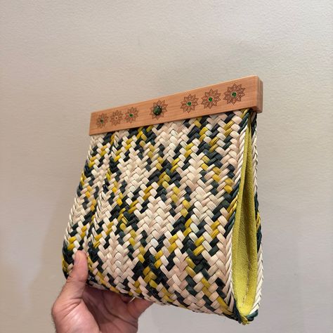 clutch bag handmade fashion jewelry Wood Bag, Diy Projects To Make And Sell, Diy Crafts Love, Leather And Wood, Embroidered Handbag, Diy Bags Purses, Handmade Clutch, Leather Workshop, Potli Bags