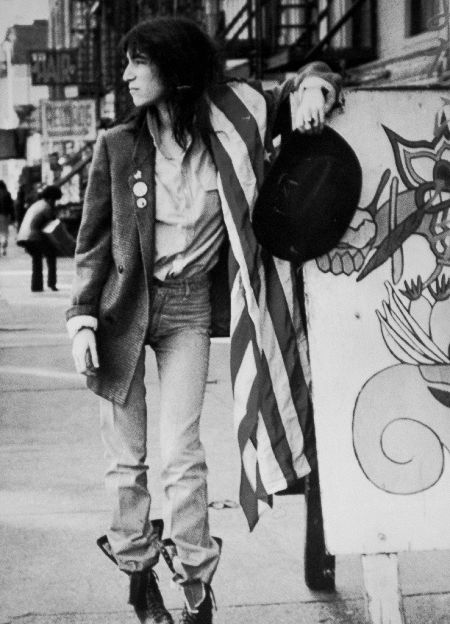 Patti Smith in jeans Divas Pop, Robert Mapplethorpe, Patti Smith, I'm With The Band, Jane Birkin, Rock Chic, Estilo Punk, I Love Music, Pop Punk