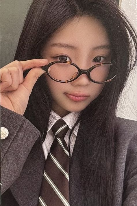 i’ll-it 아일릿 wonhee ILLIT SUPER REAL Me Hellolive photocard cute selca icon Kpop Selca Photocard, Illit Photocard, K Pop Photocards, Making Photocards, Wonhee Illit, Pretty Hearts, Kpop Photocards, Paparazzi Photos, One Pic