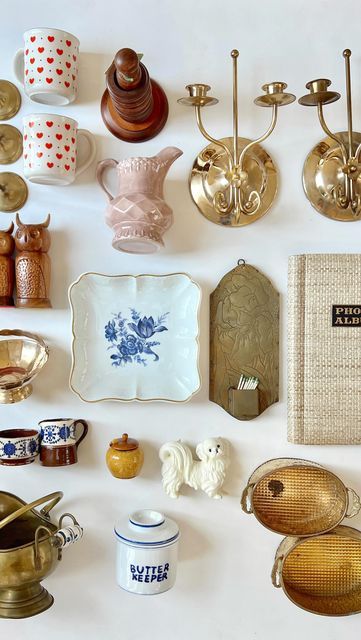 Curated Thrift Store, Gold Trinkets Decor, How To Display Glassware, Thrifted Vintage Decor, Dream Thrift Finds, Vintage Decor Pieces, Thrifted Home Decor Inspiration, Vintage Items Aesthetic, Instagram Thrift Shop Ideas