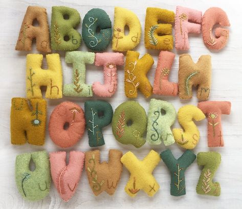 Felt Alphabet, Felt Plush, Educational Play, Felt Crafts Patterns, Animal Sewing Patterns, Embroidery Book, Felt Pattern, Felt Garland, Box Patterns