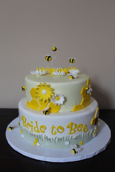 Bridal Shower Ideas Cookies, Bee Bridal Shower Cake, Bee Bridal Shower Ideas, Sunflower Gender Reveal, Publix Wedding Cake, Bridal Shower Honey, Bride To Bee, Wedding Shower Cakes, Bridal Cookies