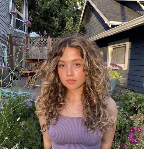 Curly Hair With Partial Highlights, Curly Hair With Face Framing Highlights, Medium Brown Hair With Highlights Curly, Blonde Ends Curly Hair, Beach Blonde Highlights On Brown Hair, Wavy Highlighted Hair, Blonde Highlights On Brown Curly Hair, Blond Highlights On Brown Hair Curly, Blonde Highlights On Dark Curly Hair