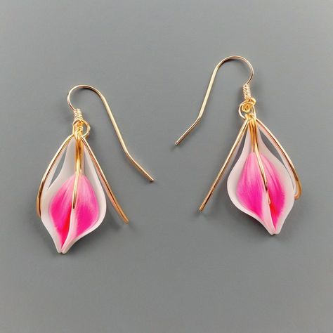 🌸 Stunning Pink Pansy Petal Resin Earrings 🌸 Add a touch of elegance to your accessory collection with our handcrafted pink pansy petal resin earrings! 🌷✨ These unique earrings capture the delicate beauty of real pansy petals encased in crystal-clear resin, making them the perfect statement piece for any outfit. Lightweight and hypoallergenic, they’re designed for comfort and style. 🌟 Swipe to see the intricate details and vibrant colors up close! 👀💖 Shop now and elevate your jewelry game ... Resin Making, Resin Polymer Clay, Delicate Beauty, Resin Earrings, Clear Resin, Polymer Clay Jewelry, Unique Earrings, Pansies, Intricate Details