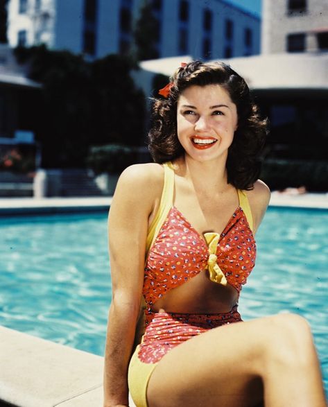 Esther Williams' Best Bathing Suits (PHOTOS) Esther Williams Swimsuit, Ester Williams, Retro Bathing Suits, Dorothy Dandridge, Us Actress, Esther Williams, Louise Brooks, Lingerie Vintage, Retro Swimsuit