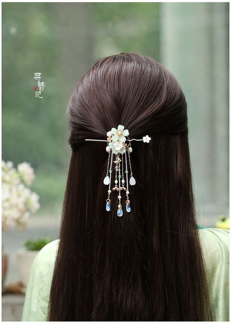 Asian Hair Accessories, Korean Hair Accessories, Traditional Hairstyle, Chinese Hair Accessories, Fancy Jewellery Designs, Tiny Beads, Chinese Hairstyle, Princess Hairstyles, Hair Up Styles