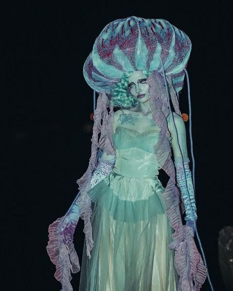 Jellyfish Halloween Costume, Jellyfish Hat, Jellyfish Halloween, Peter Pan Mermaids, Fish Fashion, Jellyfish Costume, Fish Costume, Pinterest Feed, Crazy Art