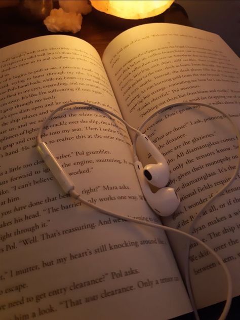 reading aesthetic is everything (my image!!) Book With Headphones, Reading Motivation, Library Aesthetic, Reading Aesthetic, Junior Year, Autumn Aesthetic, Book Girl, I Love Books, Study Motivation