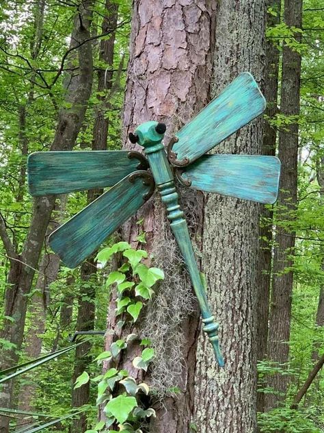 Fan Blade Dragonfly, Ceiling Fan Crafts, Fan Blade Art, Dragonfly Yard Art, Ceiling Fan Art, Dragon Fly Craft, Outdoors Ideas, Dragonfly Wall Art, Ceiling Fan Blades