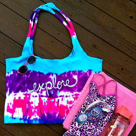 Easy Sew T-shirt Tote Bag - 100 Directions T Shirt Tote Bag, Tulip Tie Dye, T Shirt Upcycle, Monster Pillows, Make A Tie, Summer Tote Bag, Tie Dye Kit, Diy Swimming Pool, Diy Tote