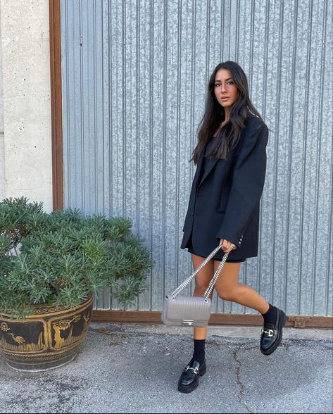 Black Brogues Outfit, Loafers And Dress Outfit, Brogues Womens Outfit, Blazer Black Dress, Platform Loafers Outfit, Brogues Outfit, Oversized Black Blazer, Black Loafers Outfit, Loafers For Women Outfit