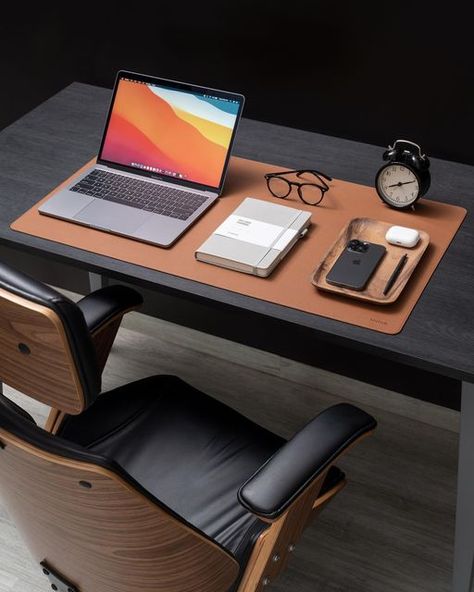 Old Money Desk, Minimal Desk Setup, Workspace Setup, Minimal Desk, Brown Desk, Best Study Tips, Home Studio Setup, Minimalist Desk, Desk Inspo