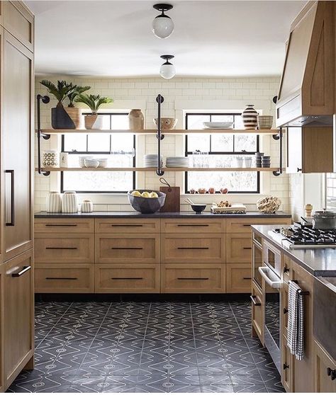 Black Tiles Kitchen, Rustic Farmhouse Kitchen Cabinets, Farmhouse Kitchen Inspiration, Kitchen Ikea, Farmhouse Kitchen Cabinets, Rustic Farmhouse Kitchen, Kitchen Cabinets Makeover, Classic Kitchen, Kitchen Design Trends