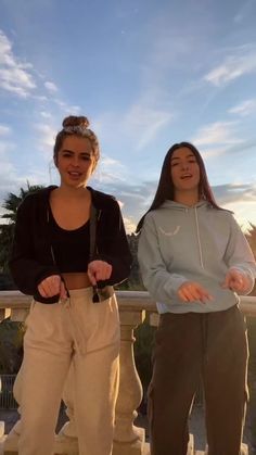 Biker Shorts Outfit, Tik Tok Videos, Charlie Video, Cool Dance Moves, Charlie Damelio, Dance Music Videos, Rare Videos, Famous Girls, Trik Fotografi