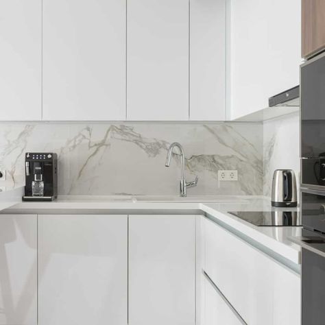 White Marble Kitchen Countertops, Decor Wall Panels, White Marble Kitchen, Kitchen Decor Wall, Marble Interior, Marble Countertops Kitchen, White Counters, Traditional Tile, White Marble Countertops