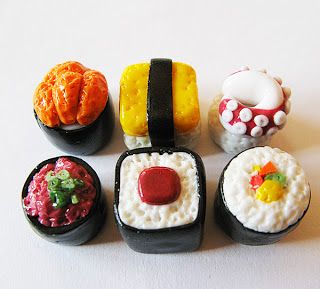 Sushi Clay Art, Clay Sushi, Polymer Clay Magnet, Ceramic Food, Sushi Party, Food Sculpture, Clay Magnets, Sushi Art, Tanah Liat