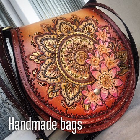 #bag #leatherbag #mandalas Leather Mandala, Mexican Purse, Boho Leather Bags, Tooled Leather Handbags, Leather Tooling Patterns, Leather Bag Pattern, Leather Ideas, Leather Carving, Leather Art