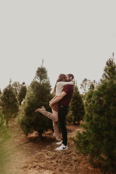 Covered Bridge Christmas Photoshoot, Outdoor Christmas Tree Photoshoot, Pine Tree Photoshoot, Family Christmas Tree Farm Pictures, Tree Farm Photo Shoot Outfits, Christmas Tree Farm Photoshoot, Tree Farm Photoshoot, Christmas Photography Couples, Tree Farm Photos