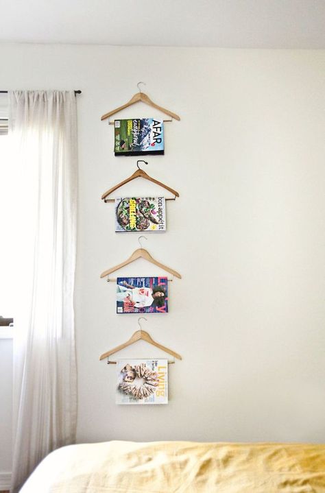 What a beautiful idea Magazine Display, A Beautiful Mess, Diy Upcycling, Deco Originale, Clothes Hangers, Beautiful Mess, Wooden Hangers, Home Room Design, Wall Hanger