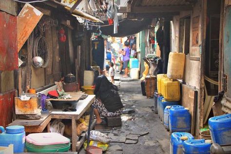 Smokey Mountain - The slums of Manila, Philippines © Sabrina Iovino… Slum Area Photography, Mumbai Slums, Shanty House, Dharavi Mumbai, Trash Pictures, Dharavi Slum, Slum Area, Weather In India, The Slums