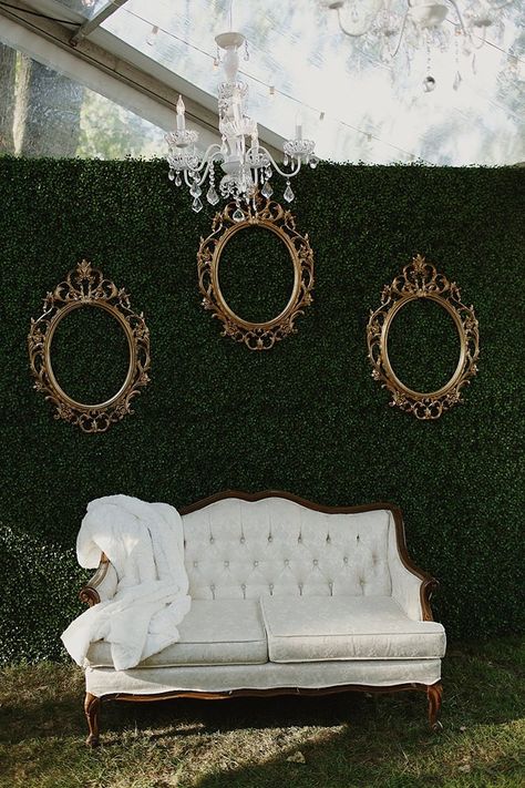 Wedding Selfie Wall Backdrop Ideas, Prom Photo Wall Backdrop Ideas, Selfie Background Ideas Photo Backdrops, Selfie Spot Ideas, Quinceanera Photobooth, Boxwood Photo Backdrop, Selfie Wall Ideas Photo Backdrops, Selfie Wall Ideas, Photobooth Greenery Backdrop