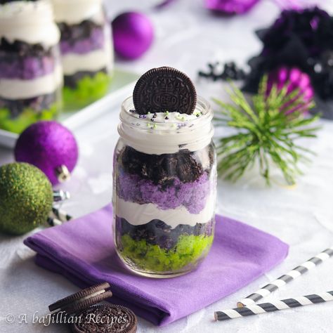 Beetlejuice Mini Trifles Corpse Bride Snacks, Beetlejuice Themed Desserts, Beetlejuice Snack Ideas, Tim Burton Food Ideas, Beetlejuice Dessert Ideas, Beetlejuice Recipe, Beetle Juice Cupcakes, Beetlejuice Themed Food, Beetlejuice Desserts