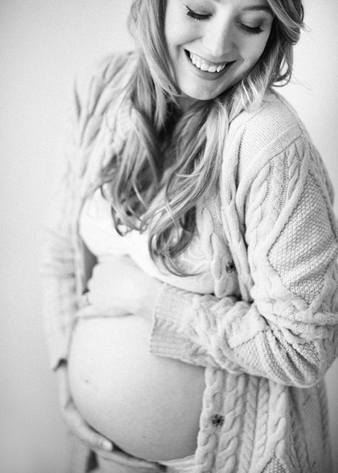 Love the simplicity of this shot! So beautiful! Indoor Maternity Photos, Shooting Studio, Maternity Studio, Maternity Inspiration, Photography Inspiration Portrait, Maternity Photography Poses, Maternity Poses, Foto Poses, Maternity Portraits