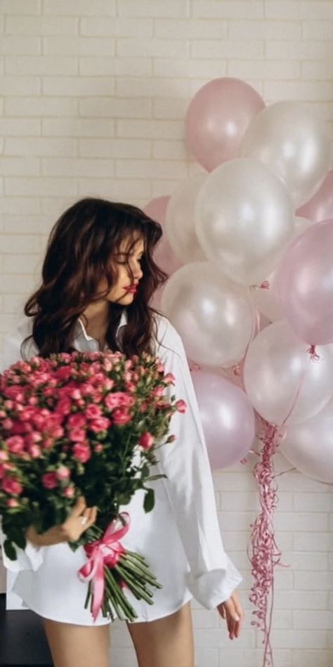 Cute Birthday Pictures, 21st Birthday Photoshoot, Birthday Ideas For Her, Flower Photoshoot, Diy Kostüm, Birthday Post Instagram, Self Portrait Poses, Photography Posing Guide, Birthday Photography