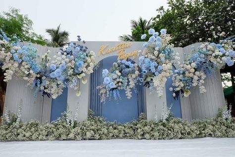 Blue Wedding Backdrop, Dres Kondangan, Simple Wedding Decoration, Indoor Wedding Decorations, Decoration Ideas Wedding, Blue Green Wedding, Wedding Stage Backdrop, Wedding Background Decoration, Simple Wedding Decorations