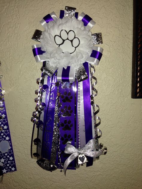 Homecoming Mum Senior Year Diy, Hoco Mums, Mum Ideas, Homecoming Mums Diy, Ribbon Crafts Diy, Creative Valentines, Diy Valentines Crafts, Homecoming Mums, Ribbon Crafts