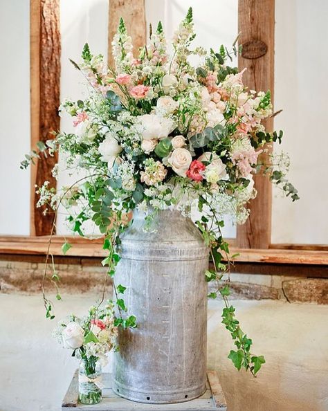 Overflowing milk churns Country Flower Arrangements, Bouquet Champetre, Church Wedding Flowers, Milk Churn, Cheap Wedding Flowers, Church Wedding Decorations, Rustic Wedding Flowers, Church Flowers, Flowers Arrangements