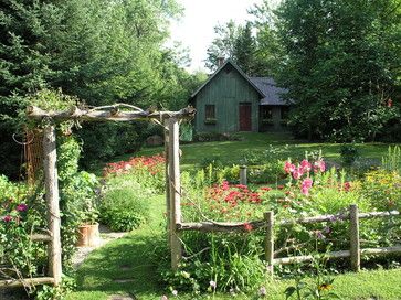 Garden Fence Art, Country Fences, Diy Garden Fence, Rustic Fence, Easy Landscaping, Country Cabin, Living Modern, Fence Decor, Traditional Landscape