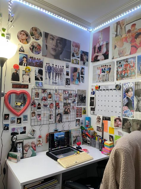 K Pop Bedroom Ideas, Kpop Bedroom Ideas, Kpop Rooms, School Locker Decorations, Aesthetics Room Decor, Decor Bedroom Aesthetic, Kpop Desk, Zimmer Diy, Room Decoration Bedroom