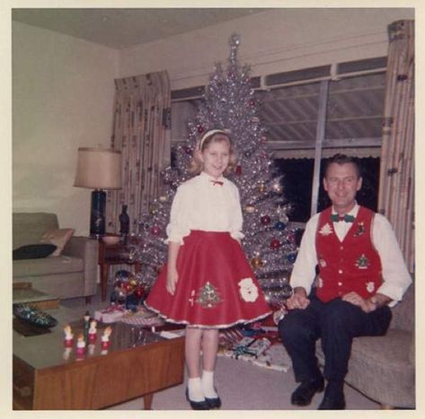 28 Funny Christmas Photos Funny Family Christmas Photos, Awkward Family Christmas, Funny Christmas Photos, Christmas Pictures Vintage, Matching Christmas Outfits, Old Time Christmas, Vintage Christmas Photos, Aluminum Christmas Tree, Mid Century Christmas