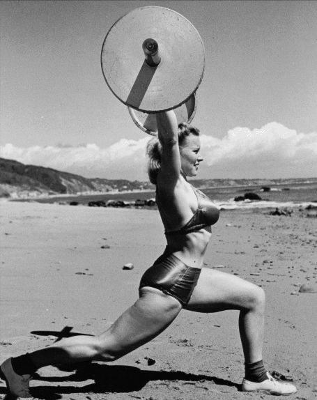 FITBOMB: Old School Women's Gym Abbye Stockton, Exercise Photos, Vintage Fitness, Female Athlete, Muscle Beach, Retro Photos, Olympic Weightlifting, Olympic Lifting, Athletic Clothing