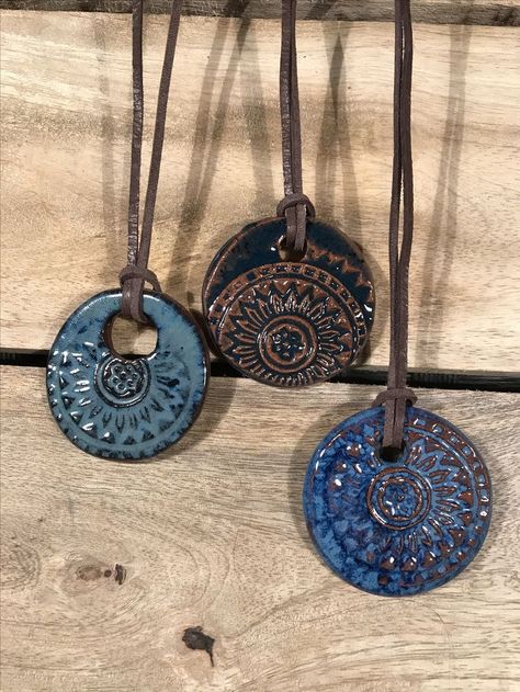 Necklace Clay, Ceramic Pendants, Metal Clay Jewelry, Ceramic Necklace, Clay Ornaments, Ceramics Pottery Art, Clay Jewelry Diy, Ceramic Pendant, Clay Necklace