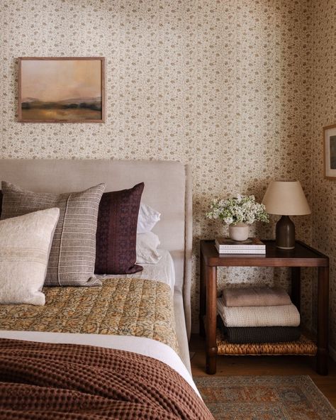 Amber Lewis | As y’all probably know by now, I love a patterned wallpaper (have you seen my stories this week!??) We recently put it up in the Shoppes… | Instagram Garrison House, Vintage Bedroom Styles, Pretty Furniture, Amber Lewis, Shoppe Amber Interiors, Modern Vintage Decor, Traditional Bedroom, Amber Interiors, Grasscloth Wallpaper