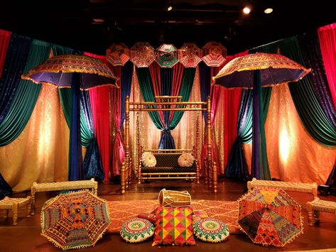 Punjabi Night, Punjabi Wedding Decor, Mehndi Stage Decor, Mehndi Stage, Indian Wedding Receptions, Peach Wedding Invitations, Mehendi Decor Ideas, Night Wedding Decor, Indian Wedding Decor