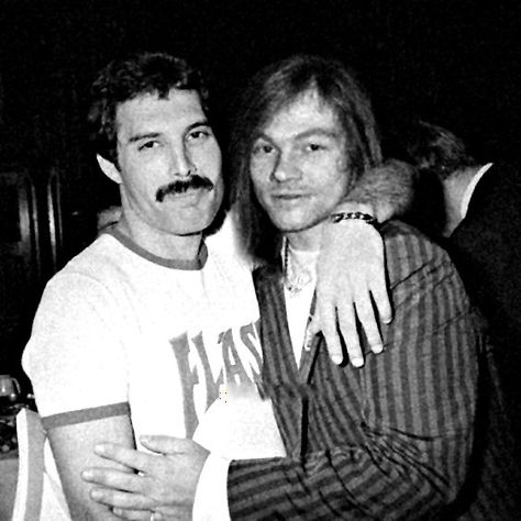 Freddie with Axl Rose of Guns and Roses Axel Rose, Eric Carr, Duff Mckagan, Queen Freddie Mercury, Musica Rock, Axl Rose, Queen Band, I'm With The Band, Mötley Crüe