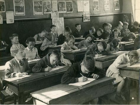 The Aussie Classroom 60s Best Boarding Schools, Robert Doisneau, Alan Watts, High School Classroom, School Memories, Learning Courses, History Teachers, Vintage School, Secondary Education