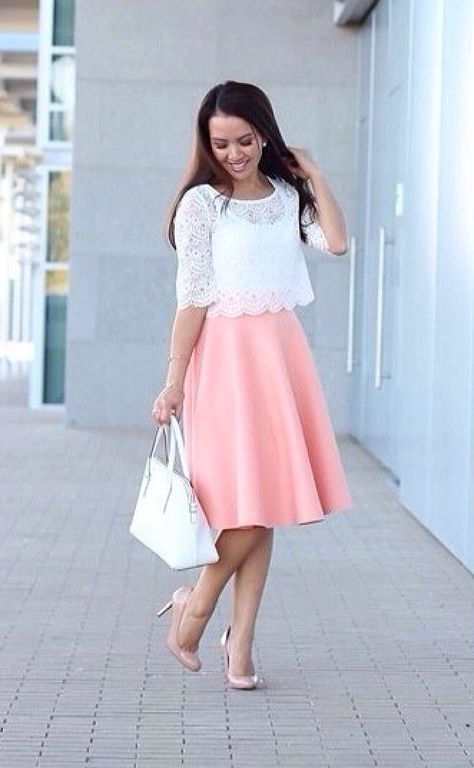 Beautiful long peach skirt with a short, white laced top Pentecostal Fashion, Stylish Petite, Look Rose, Salwar Kamiz, Lace Tee, Zooey Deschanel, Pink Skirt, Girly Outfits, Modest Dresses