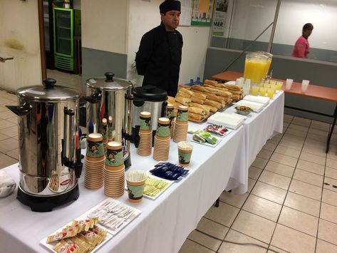 Coffe Breake Ideias, Bufette Ideas, Wedding Drink Table, Coffee Break Snacks, Coffee Break Catering, Pastries Buffet, Fast Easy Breakfast, Coffee Bar Party, Refreshments Table